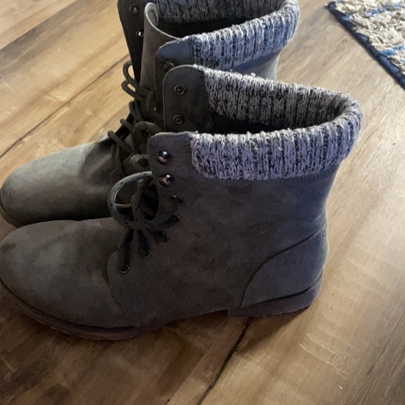 Boots - Picture 2 of 4